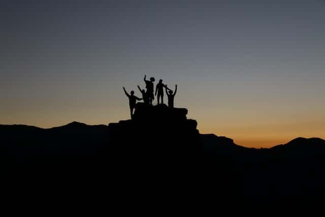 Equipe gagnante au sommet d'une montagne