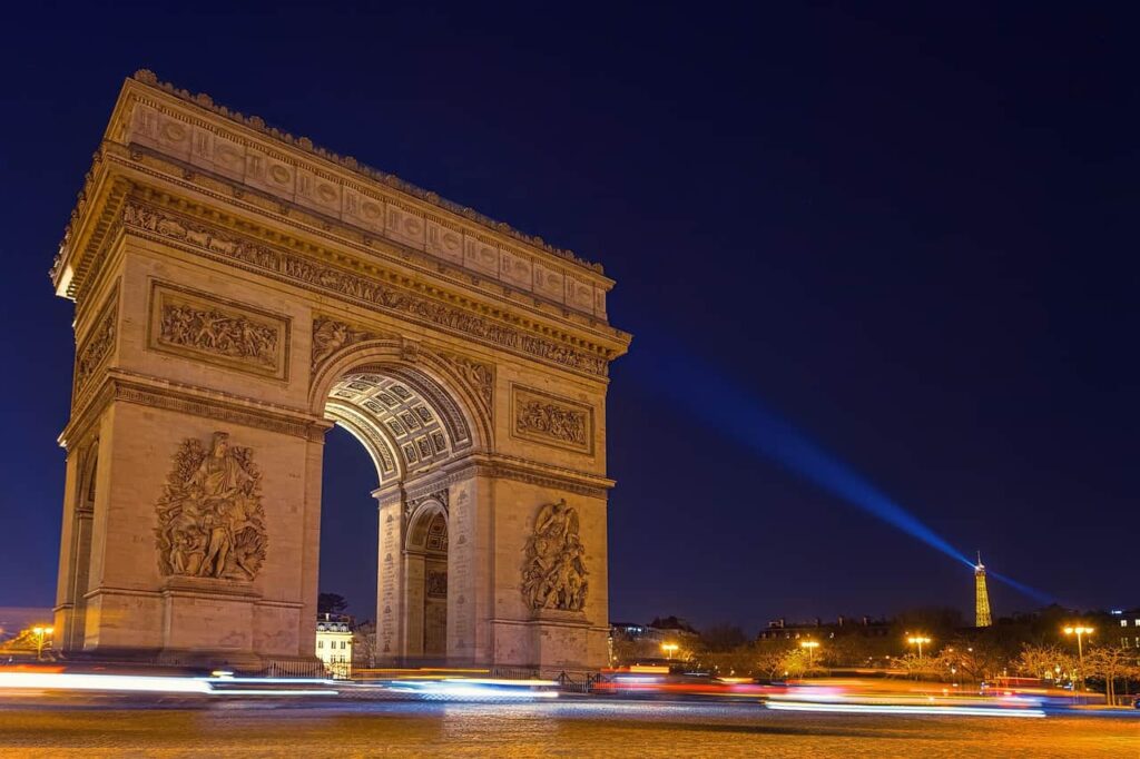 arc de triomphe et tour Eiffel sous un ciel nocturne
